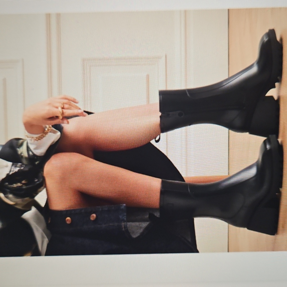 CHLOE: Black Rubber Betty Rain Boots W Dustbags